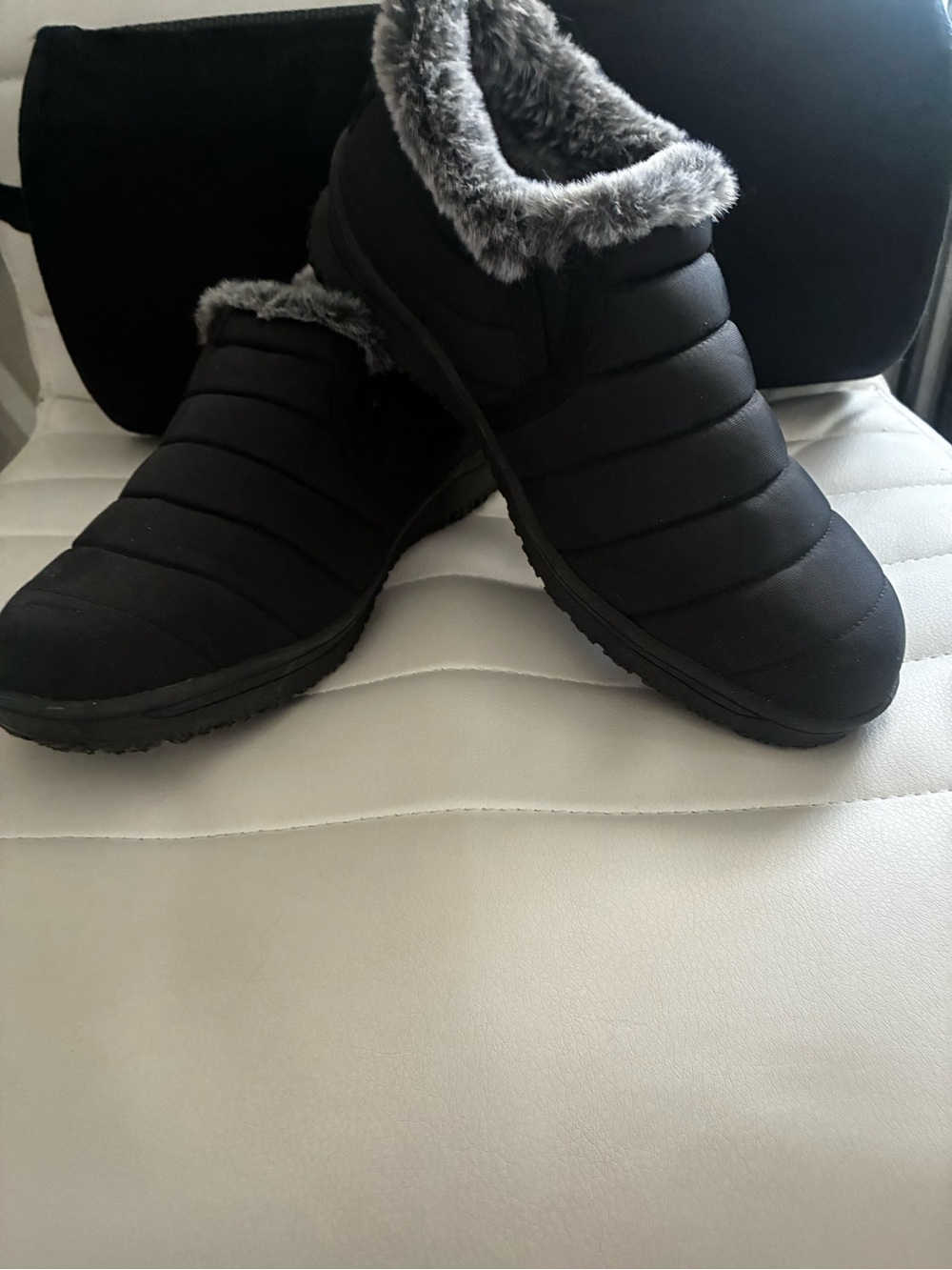 Minnetonka Black Quilted Faux-Fur Lined Slip-On Winter Clog